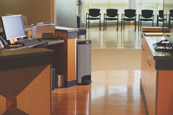 Rubbermaid Commercial Products Commercial Products 1901993 Slim Jim Step On Collecteur à Pédale En Métal Version etroite 50L - Noir